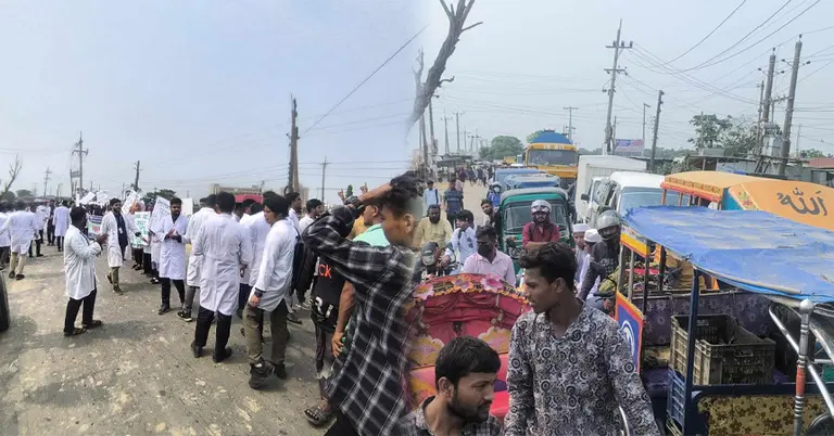 ২ দফা দাবিতে সুনামগঞ্জ মেডিকেল কলেজে সড়ক অবরোধে শিক্ষার্থীরা